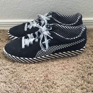 Suede classic pop culture pumas worn once size 10